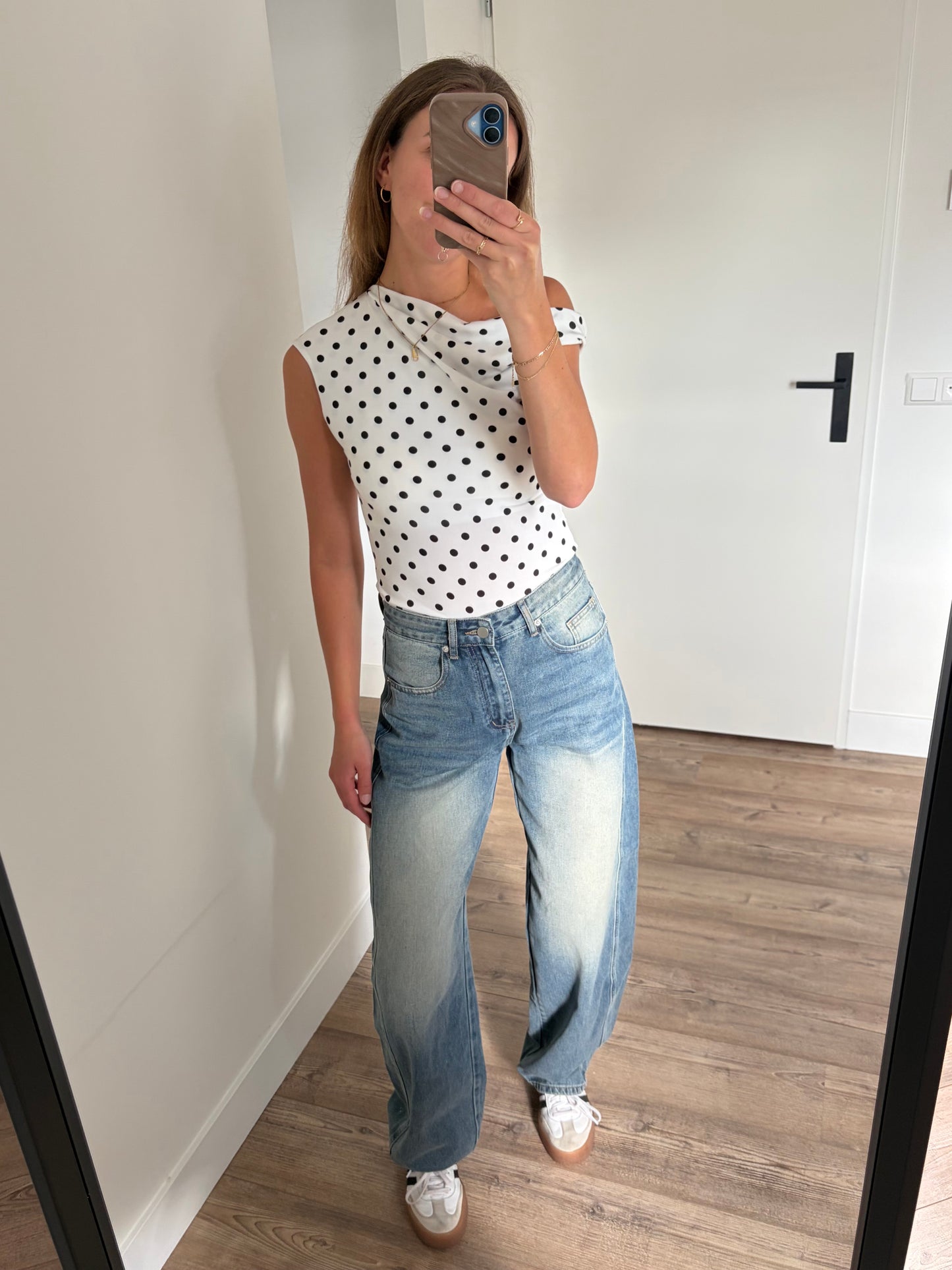 Polka dot top met balloon wide leg jeans, dames outfit 