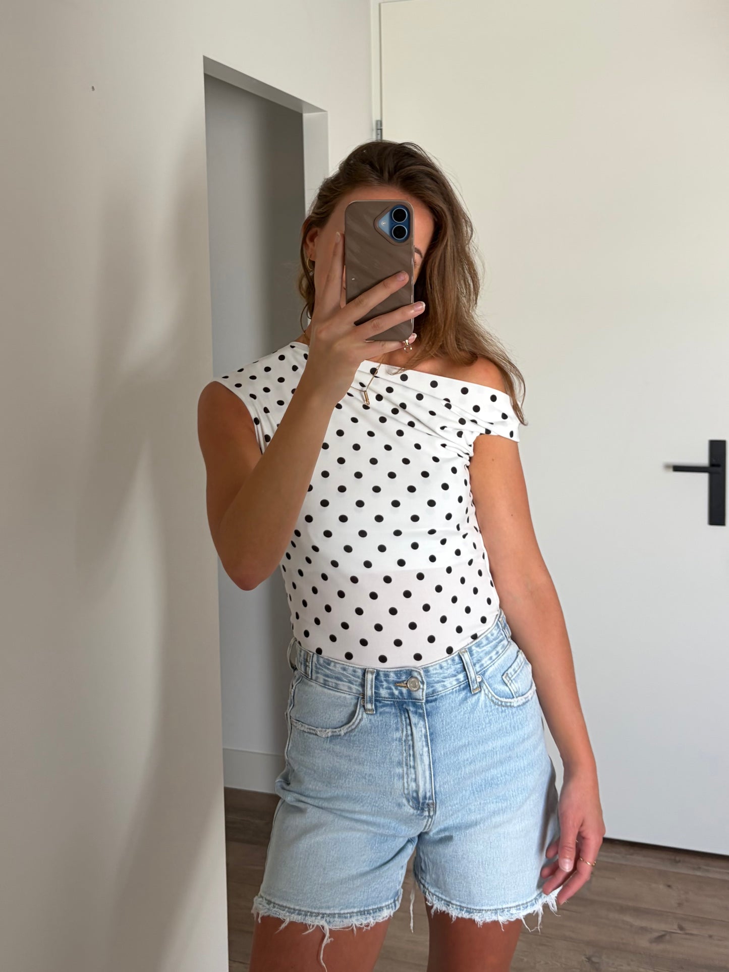 witte polka dot top dames met zwarte stippen