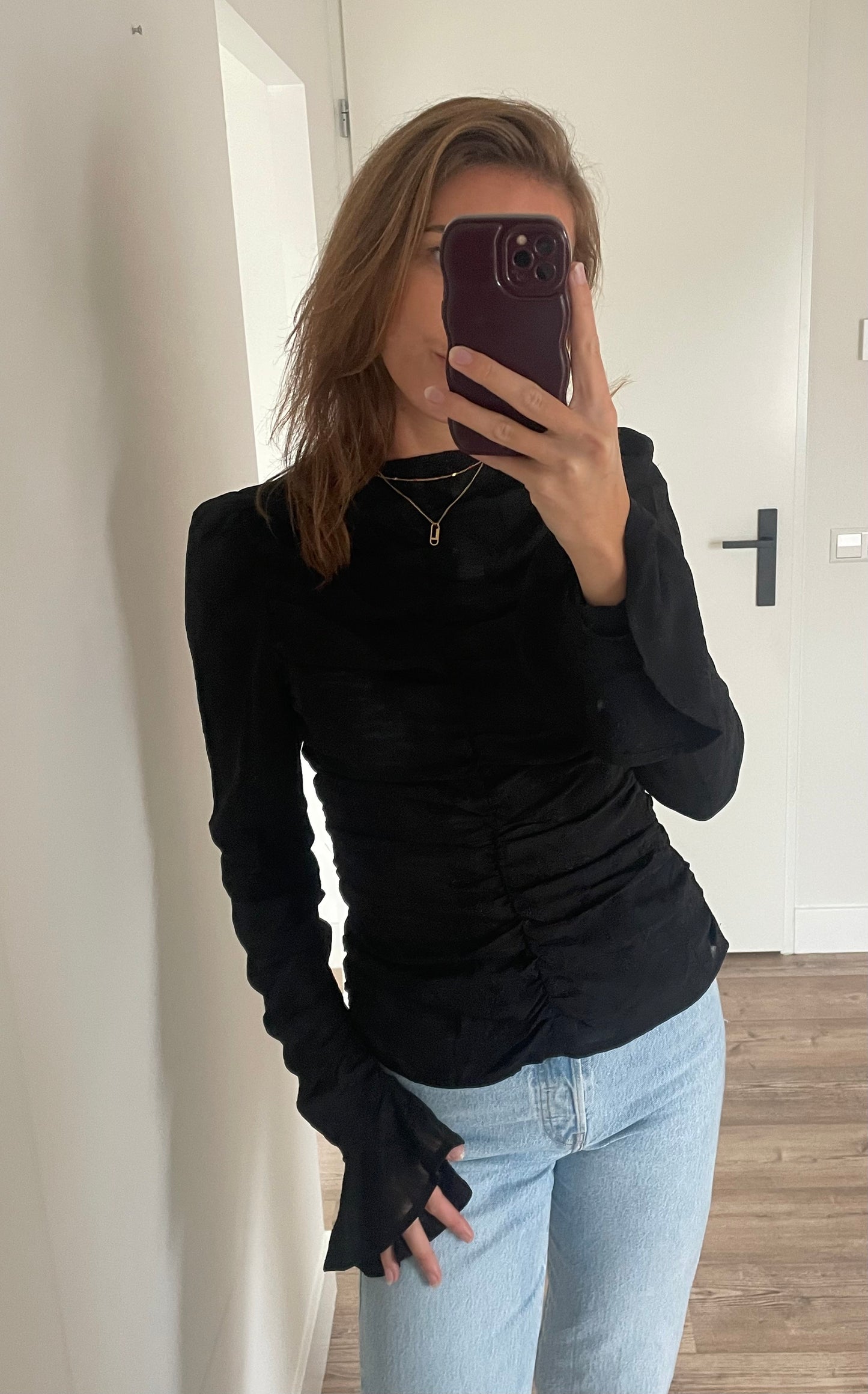 Ruched zwarte blouse met print - By LIV Fashion