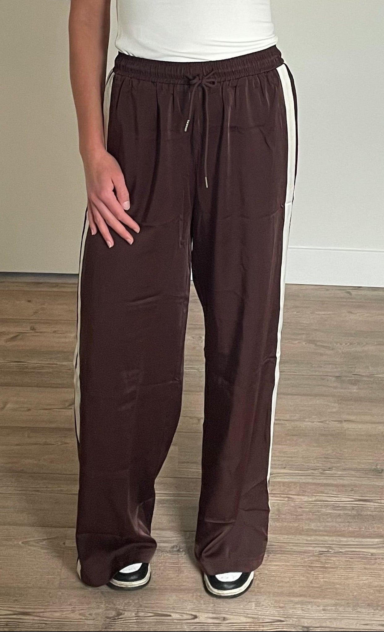 Sportieve broek met luxe satijnen glans en een verfijnd pin stripe dessin - Gimme - By LIV Fashion