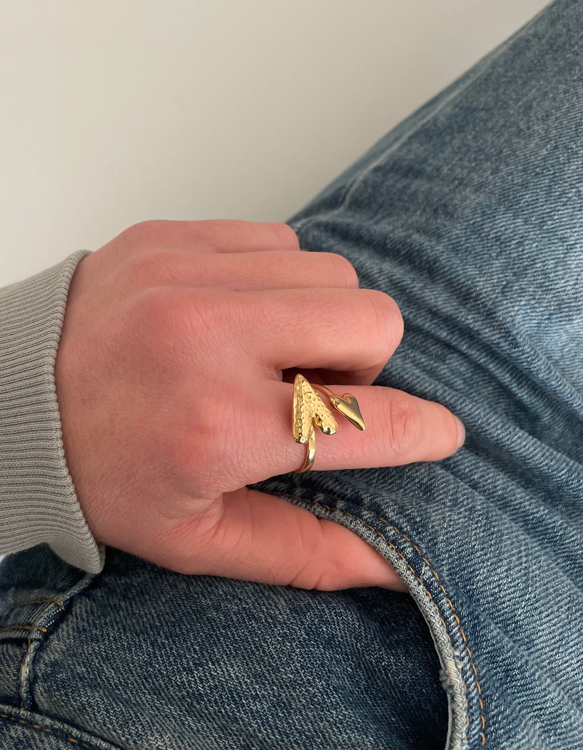 Gouden statement ring met twee hartjes, cadeau voor moederdag of vriendin