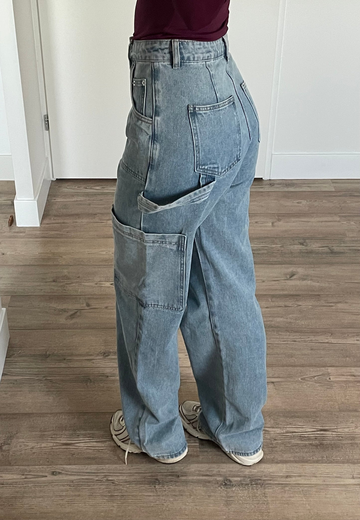 Straight leg blauwe cargo jeans gecombineerd met basic top - By LIV Fashion