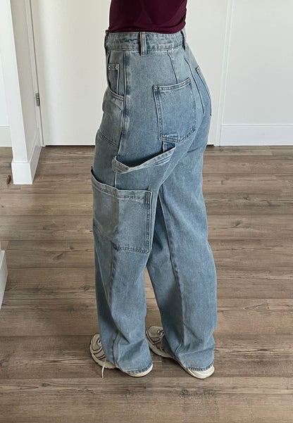 Straight leg blauwe cargo jeans gecombineerd met basic top - By LIV Fashion