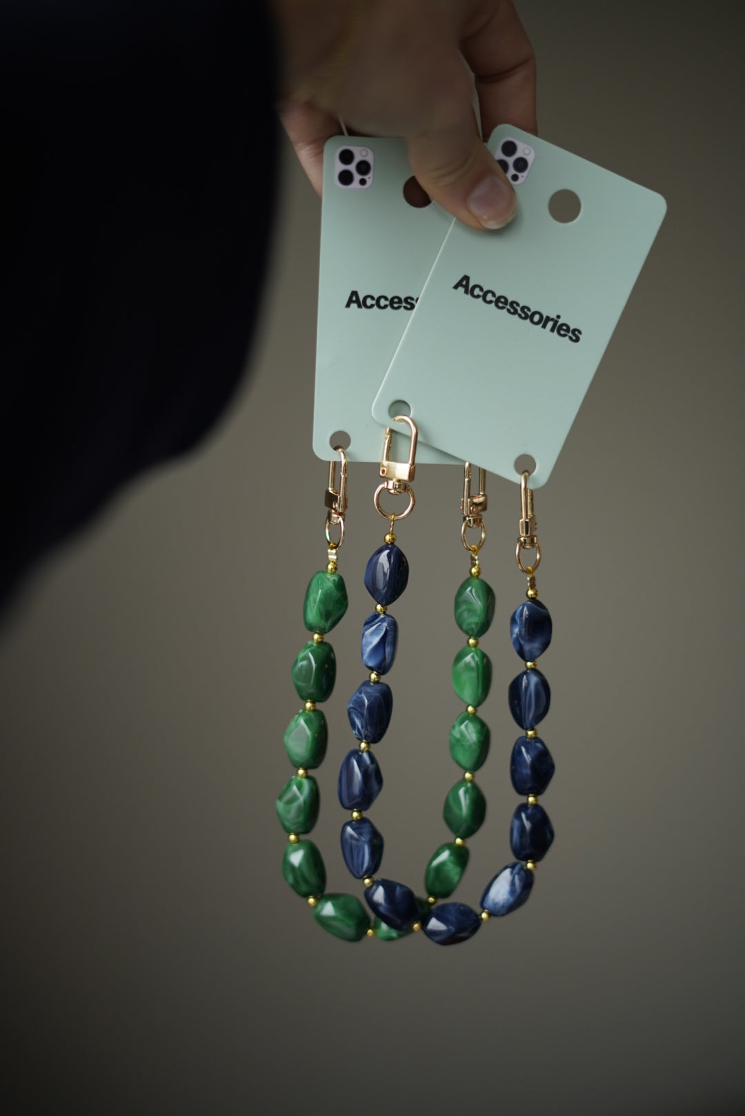 Betaalbare telefoonkoorden met bedels in diverse kleuren -By LIV Fashion