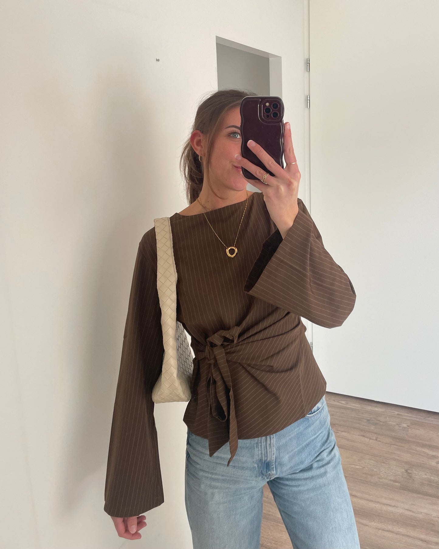 Top dames trendy bow blouse met strik, flared mouwen en krijtstreep in het bruin crème - betaalbare dames mode