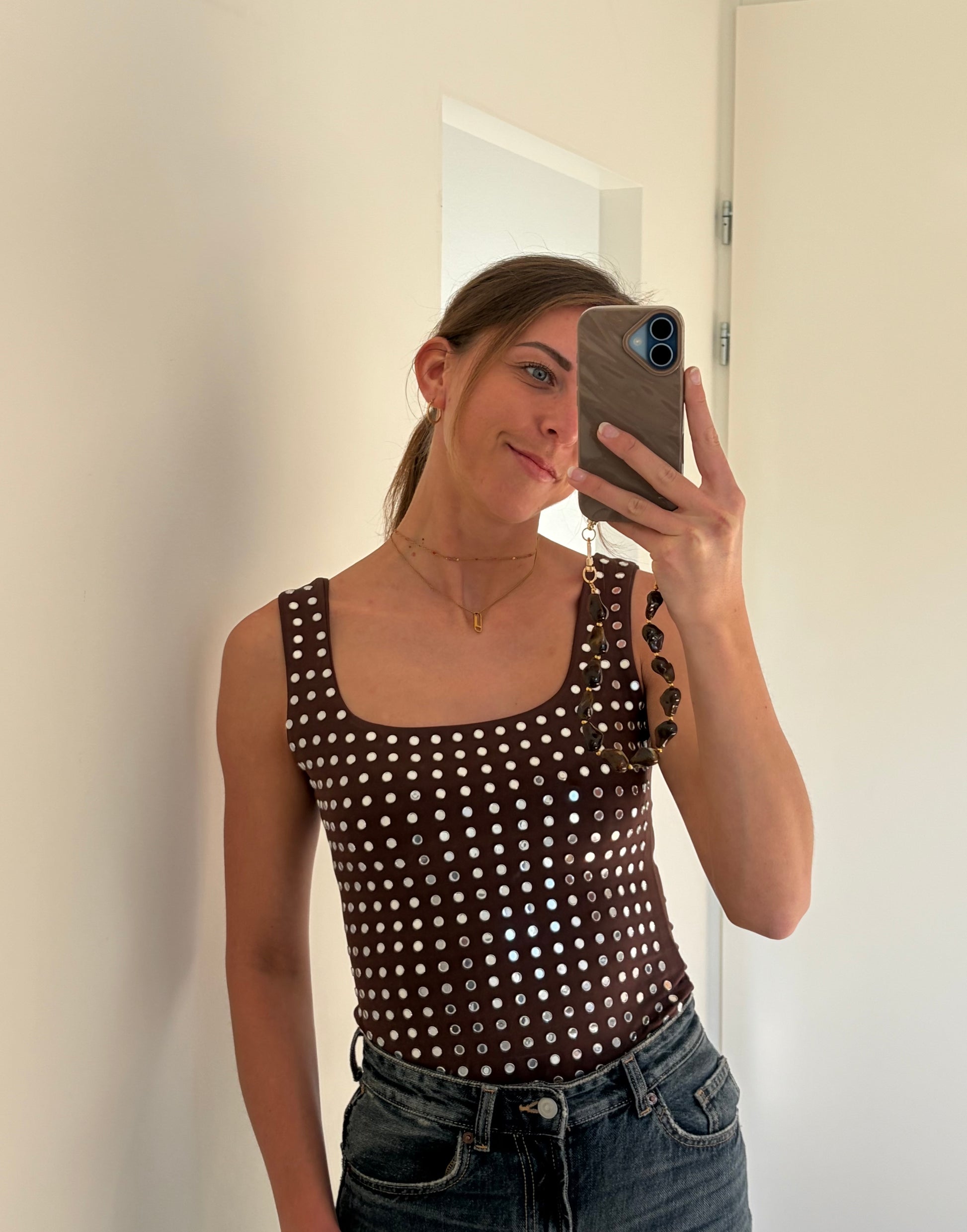 Trendy bruine body met studs dames, perfect voor casual en festival looks - By LIV Fashion