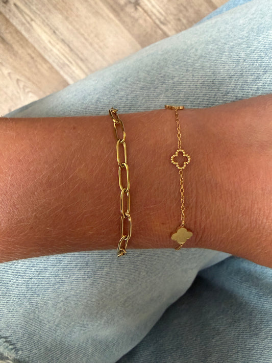 Armbandje met klavertjes en schakelarmband samen gedragen 