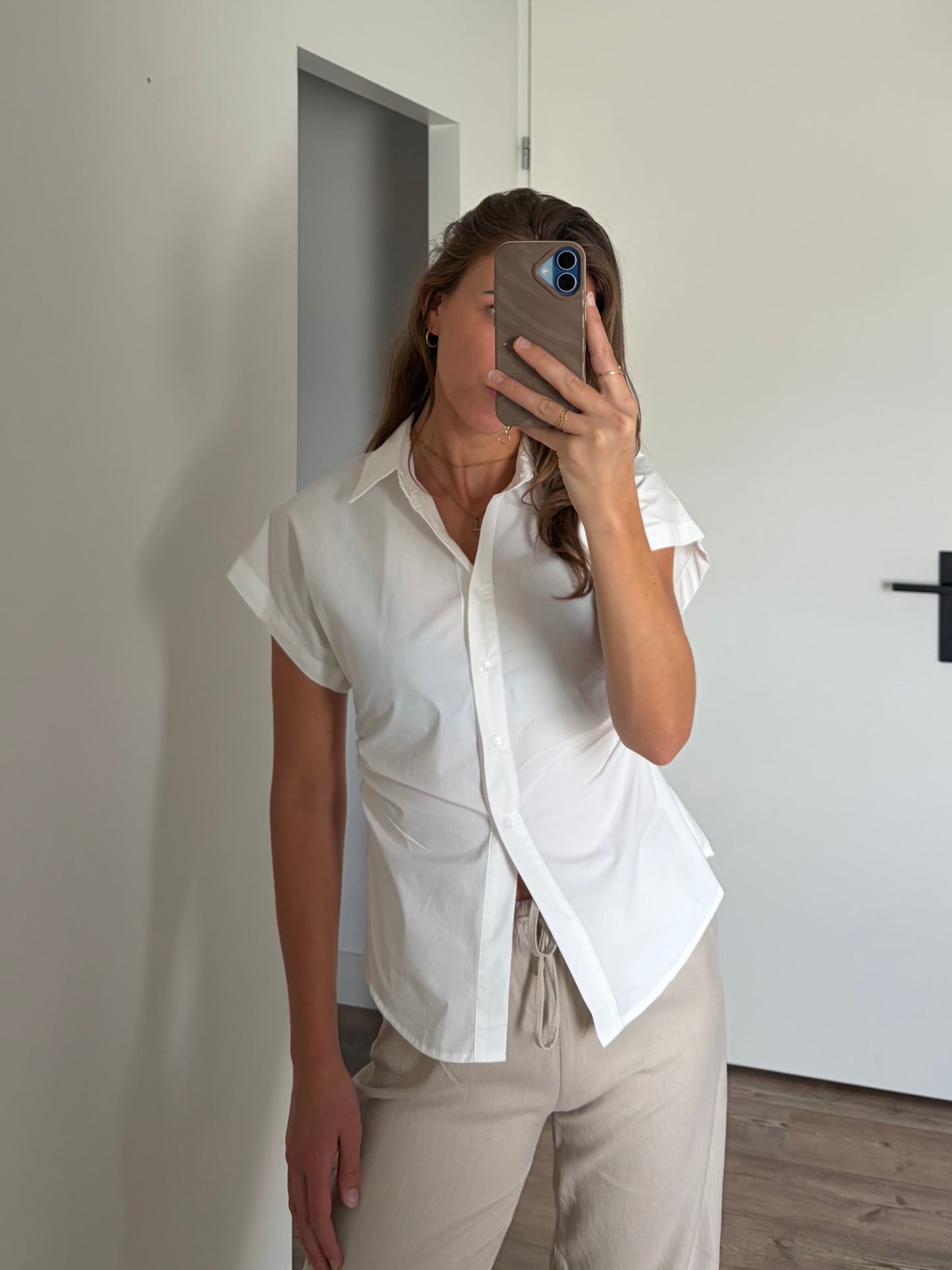 witte mouwloze blouse met vrouwelijke pasvorm