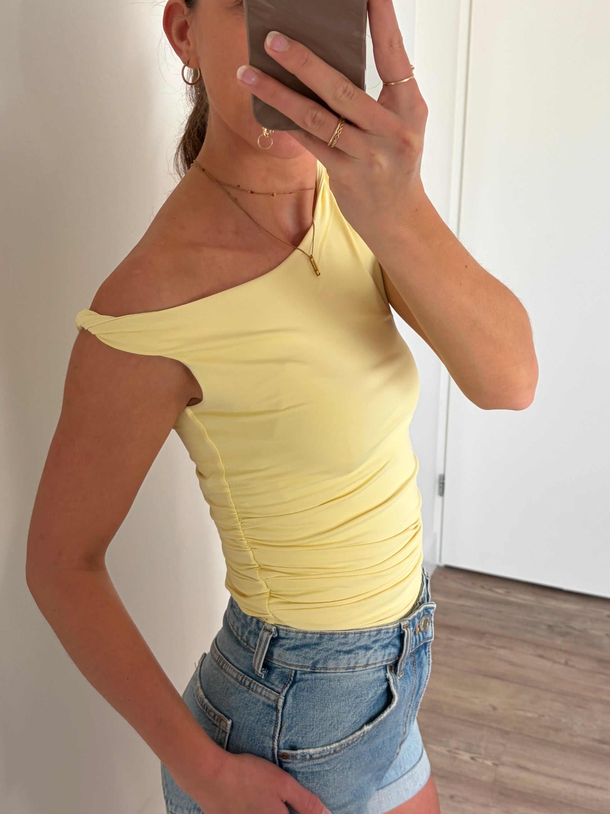 Zomerse top in het geel voor dames - By LIV Fashion Zaltbommel