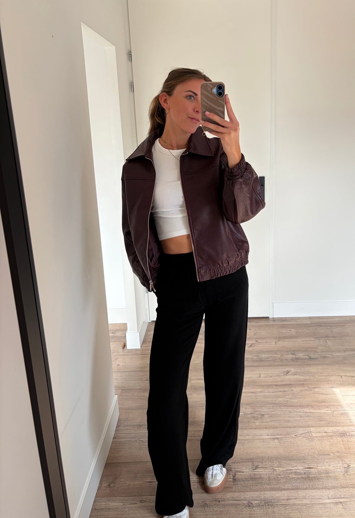 zwarte linnen broek voor tall dames gecombineerd met burgundy leren bomberjack