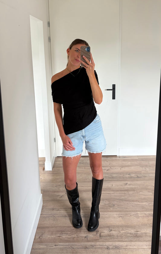 zwarte asymmetrische one shoulder top dames gecombineerd met denim short