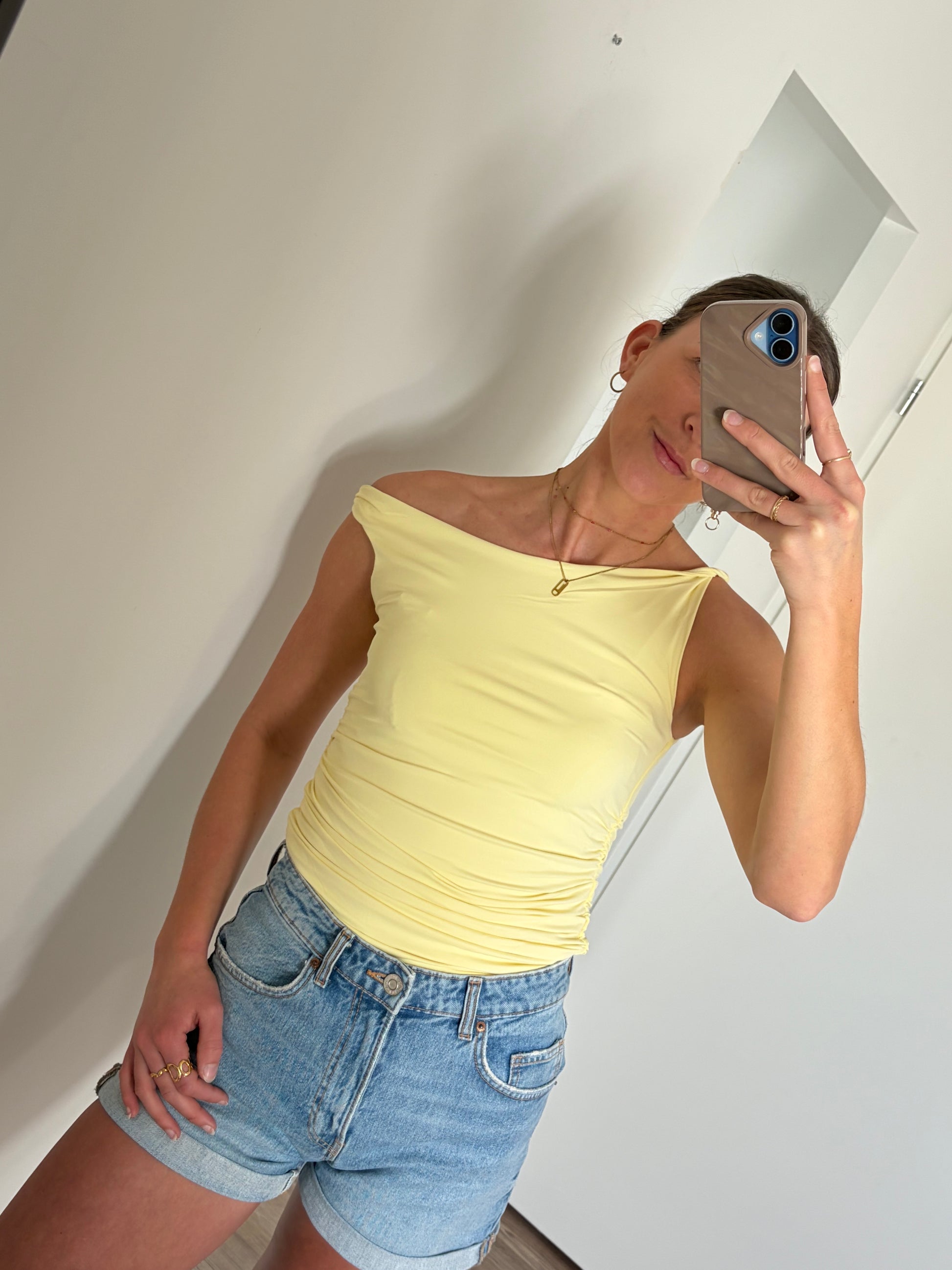 asymmetrische top dames geel trendy outfit