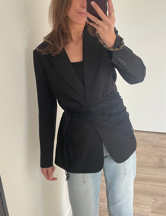 Kanten sjaal in het zwart te strikken in de taille 