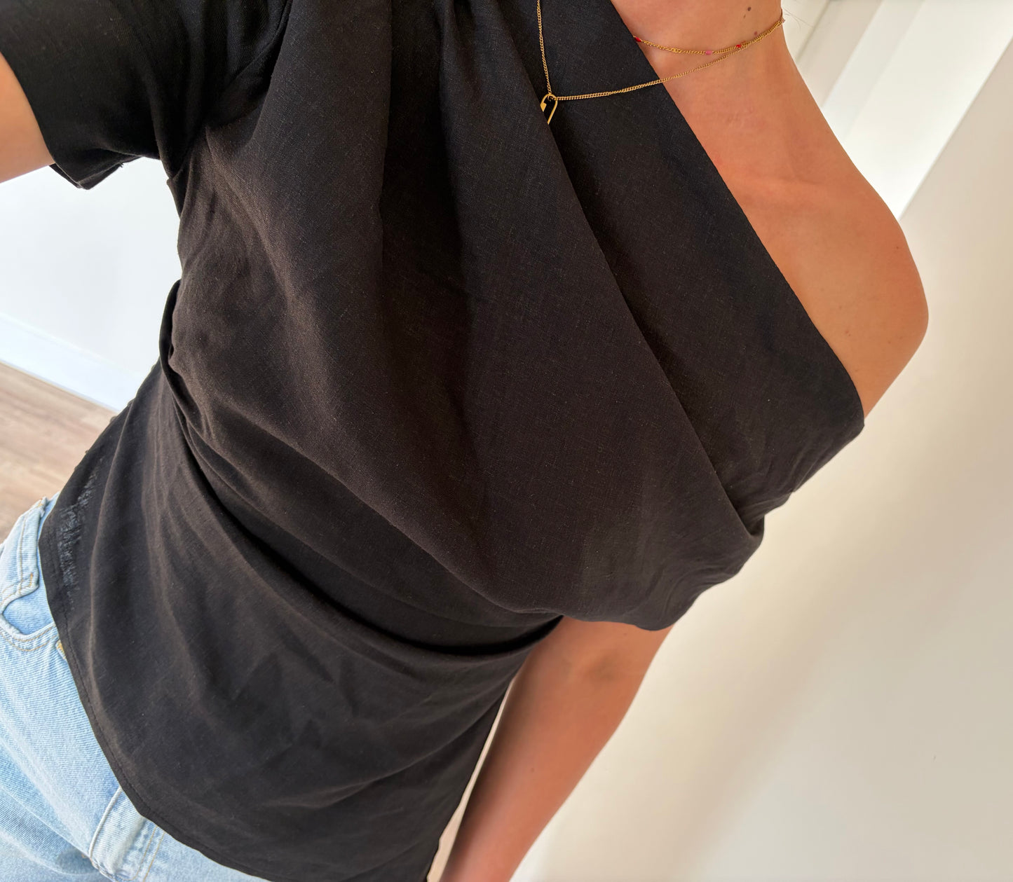 zwarte one shoulder linnen top dames asymmetrisch gedrapeerd model