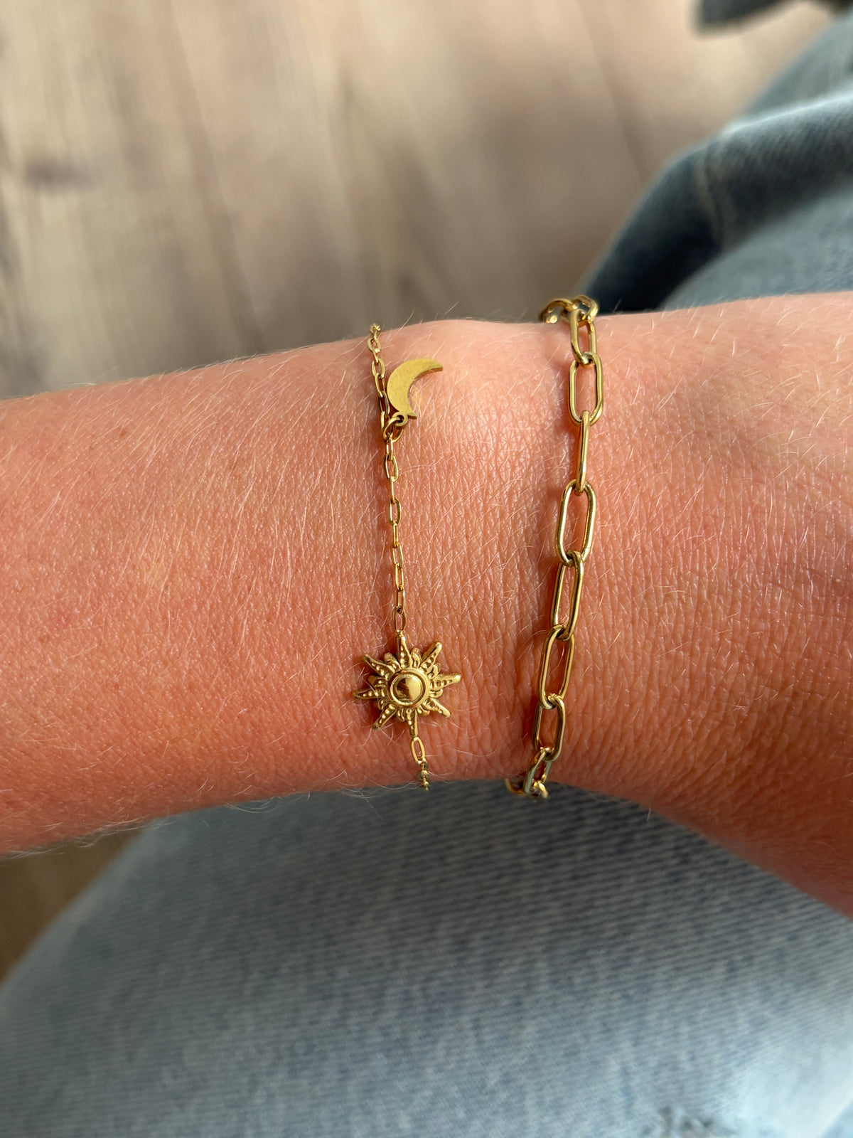 subtiele gouden armband dames met zonnetje en ster