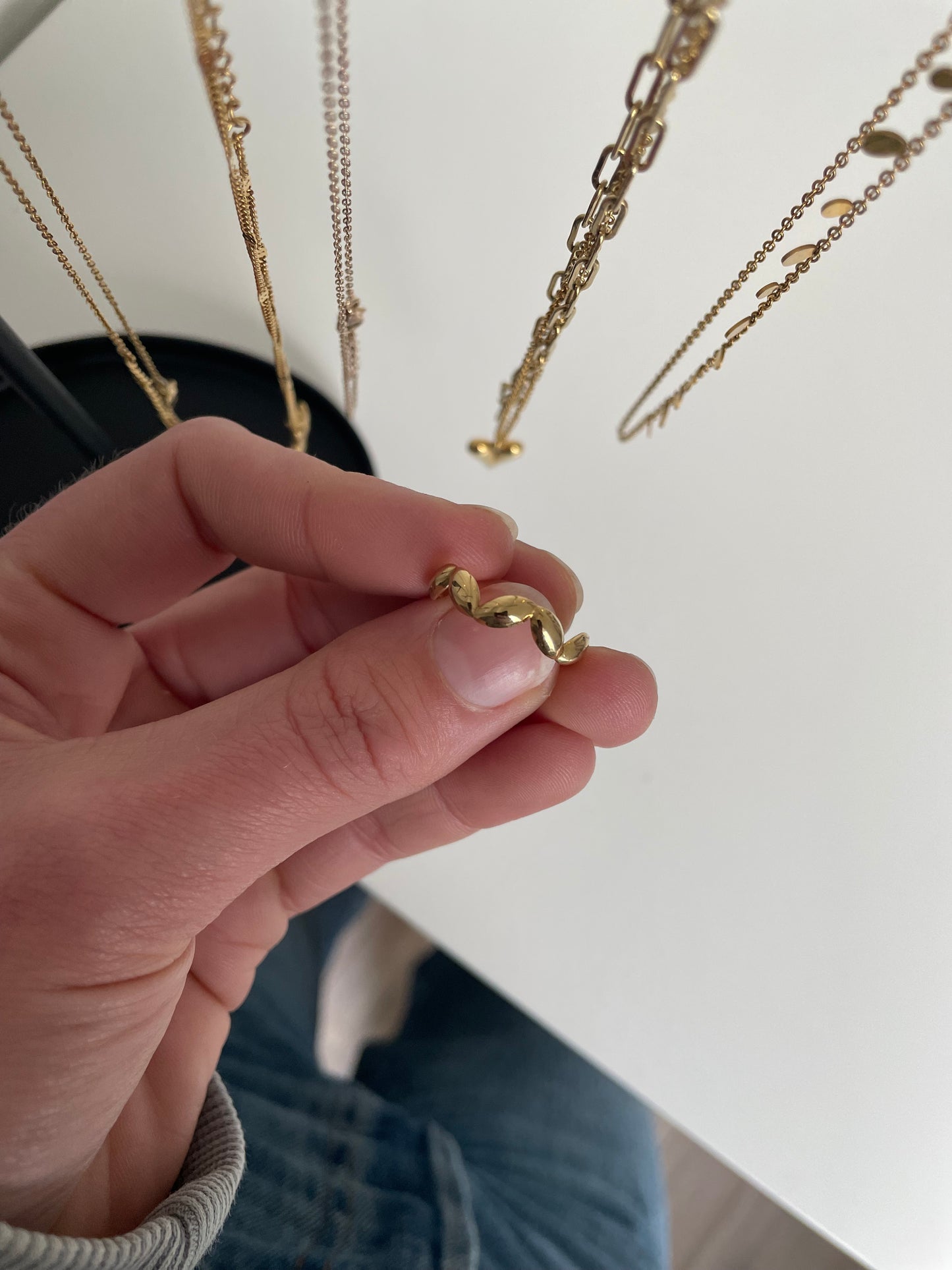 Minimalistische goudkleurige ring van stainless steel, golven zee reizen