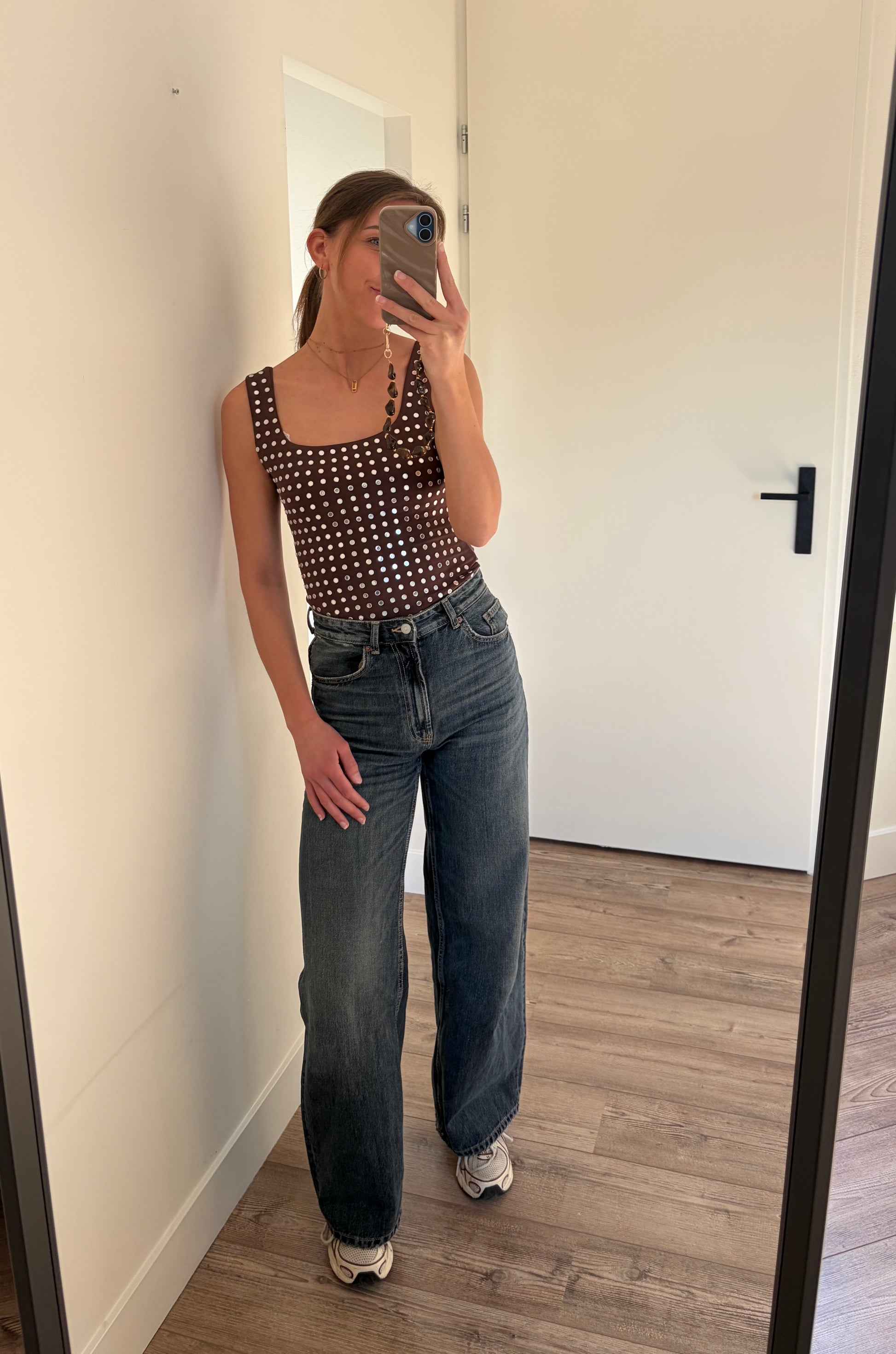 Outfit met studs body in het bruin en wijde jeans - boutiek dames kleding Den Bosch