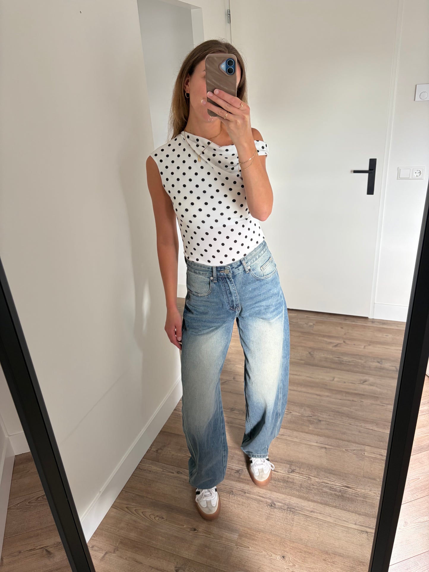 Wide leg jeans met polka dot top - fashionable outfit