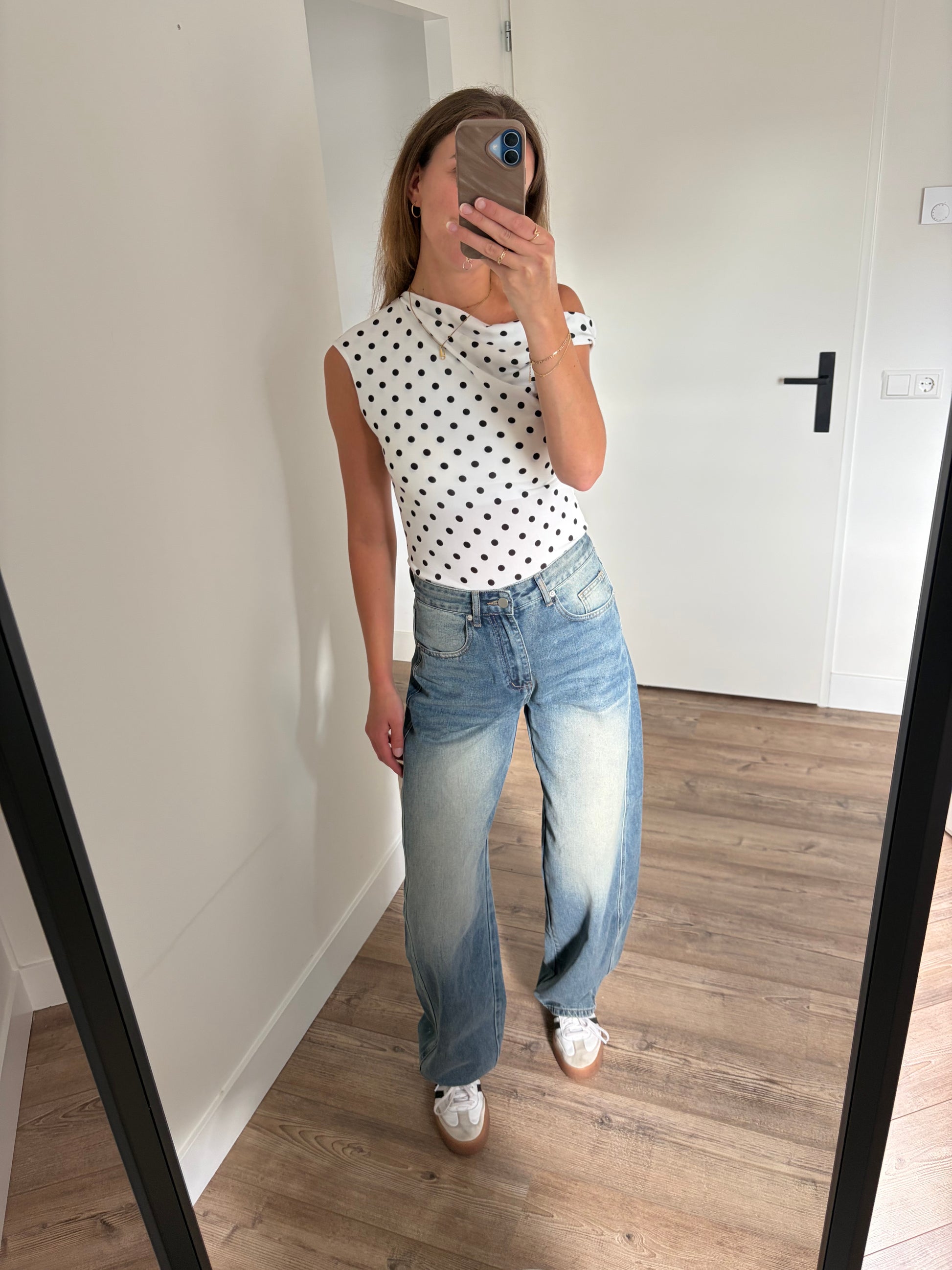 Wide leg jeans met polka dot top - fashionable outfit