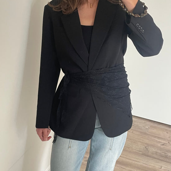 Taille sjaal van zwart lace gecombineerd met oversized blazer -outfitinspo