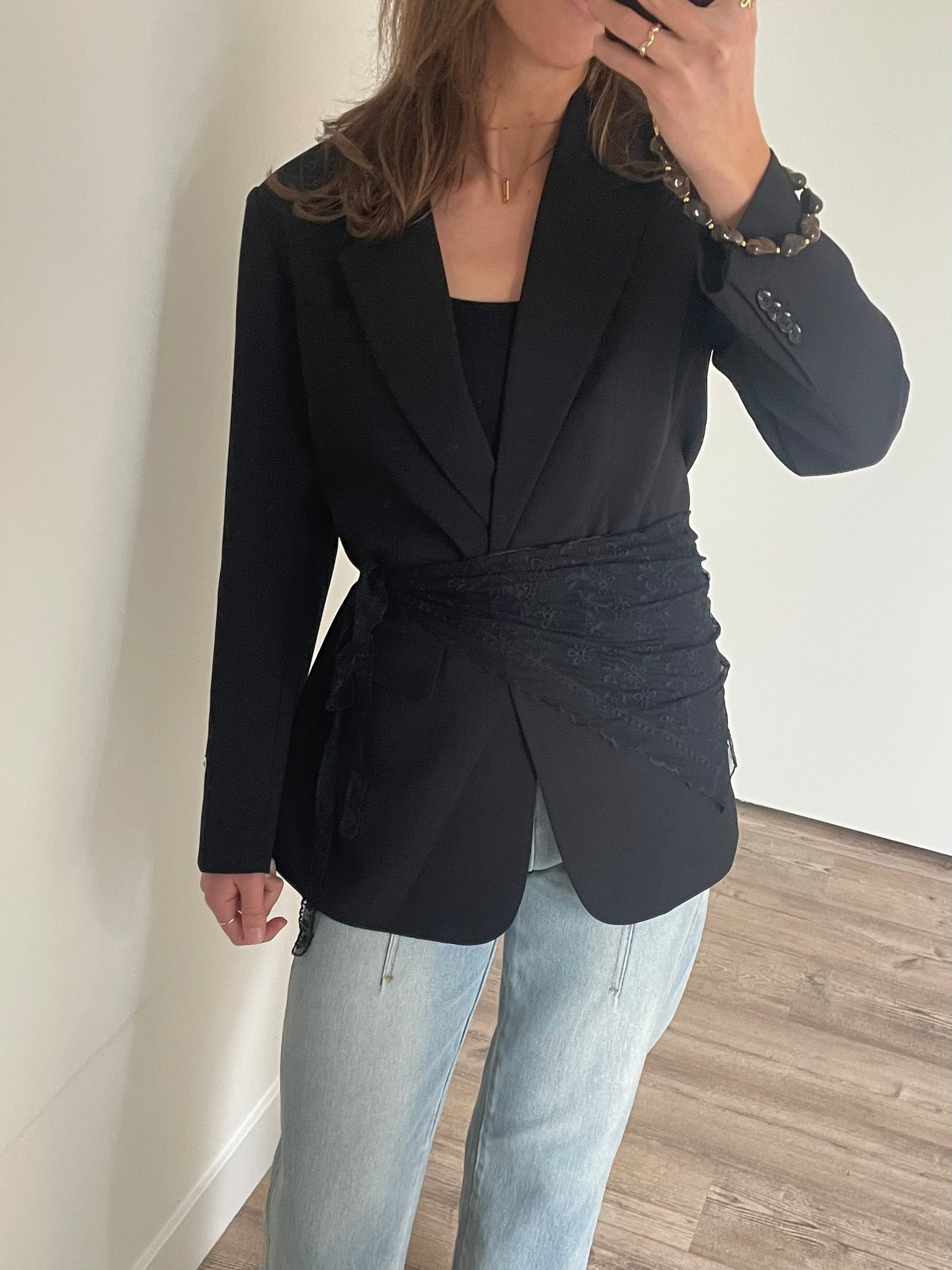 Taille sjaal van zwart lace gecombineerd met oversized blazer -outfitinspo