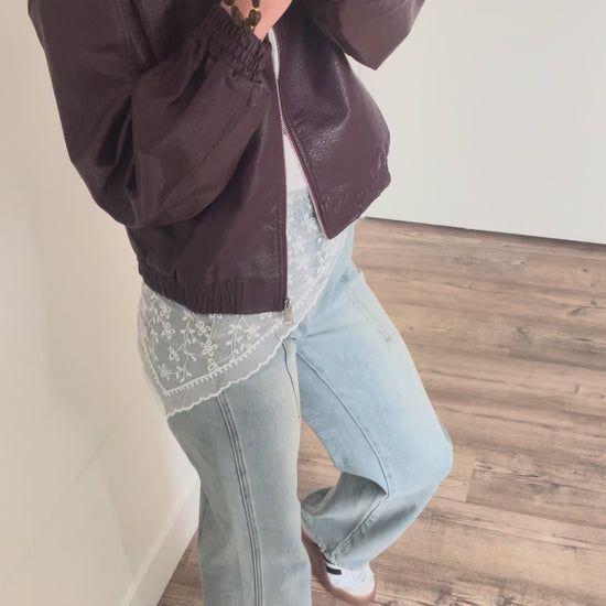 Outfitinspo - imitatieleren jas gecombineerd met kanten sjaal - By LIV Fashion