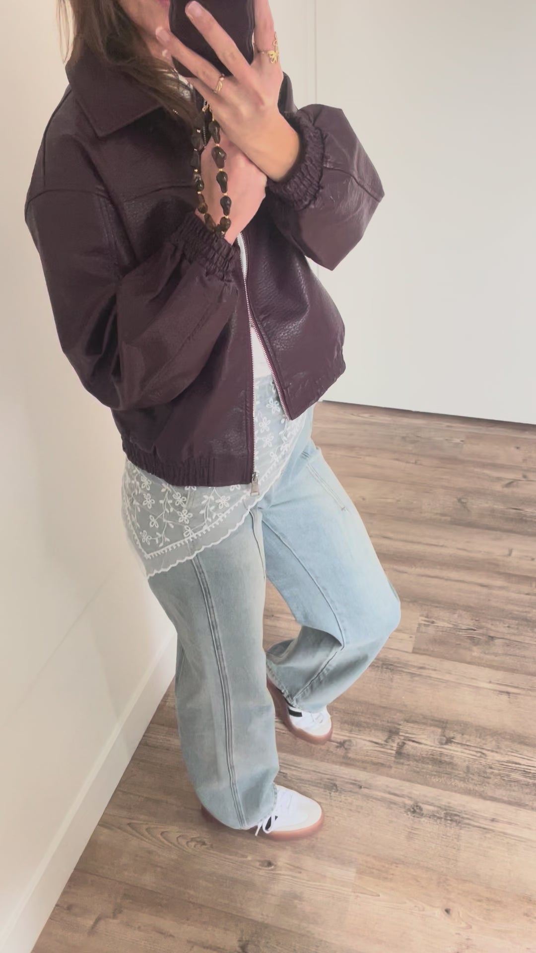 Outfitinspo - imitatieleren jas gecombineerd met kanten sjaal - By LIV Fashion