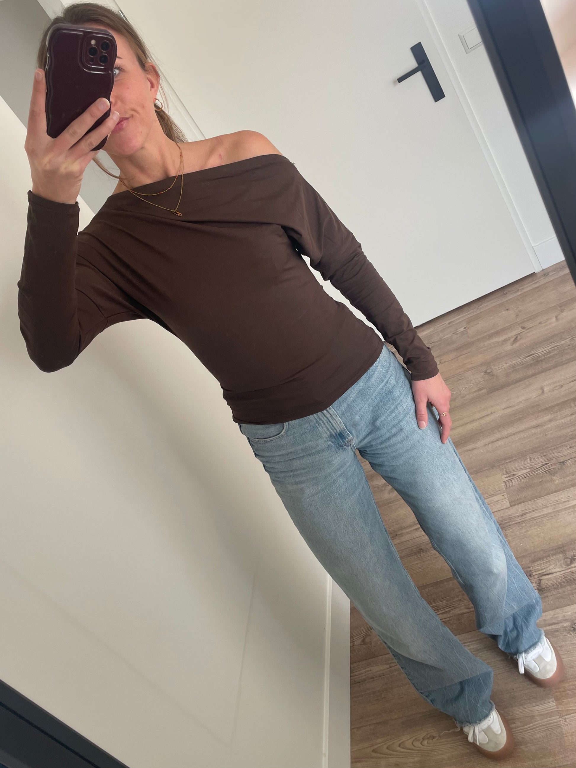 stijlvolle dames top met gedrapeerd effect in het bruin - betaalbare dames kleding van By LIV Fashion