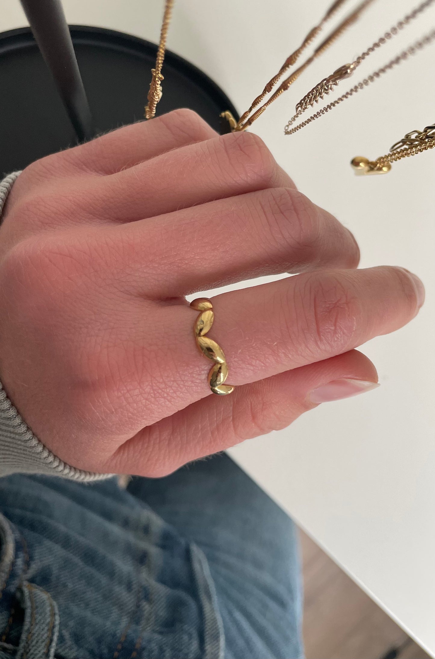 Goudkleurige wavy ring van stainless steel - sieraden voor dames