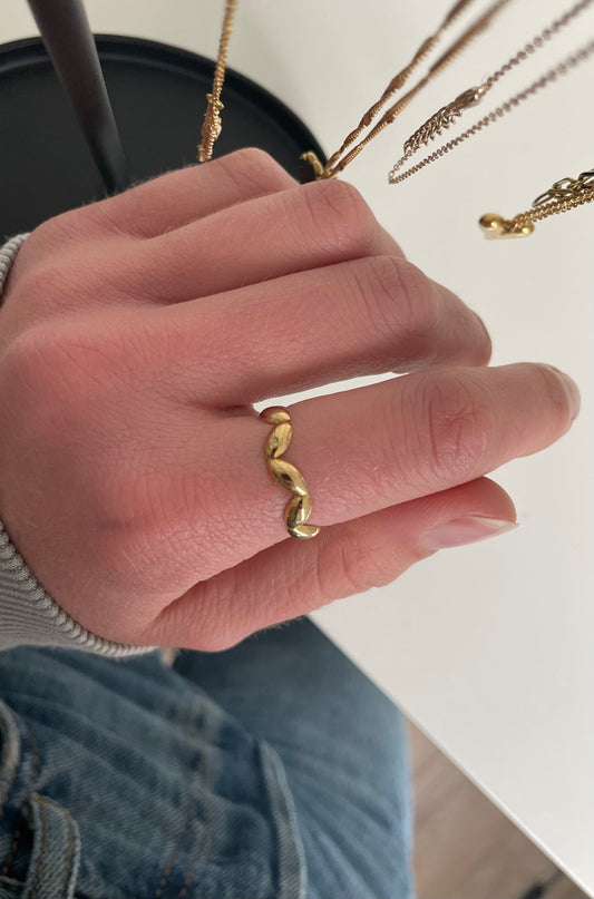 Goudkleurige wavy ring van stainless steel - sieraden voor dames