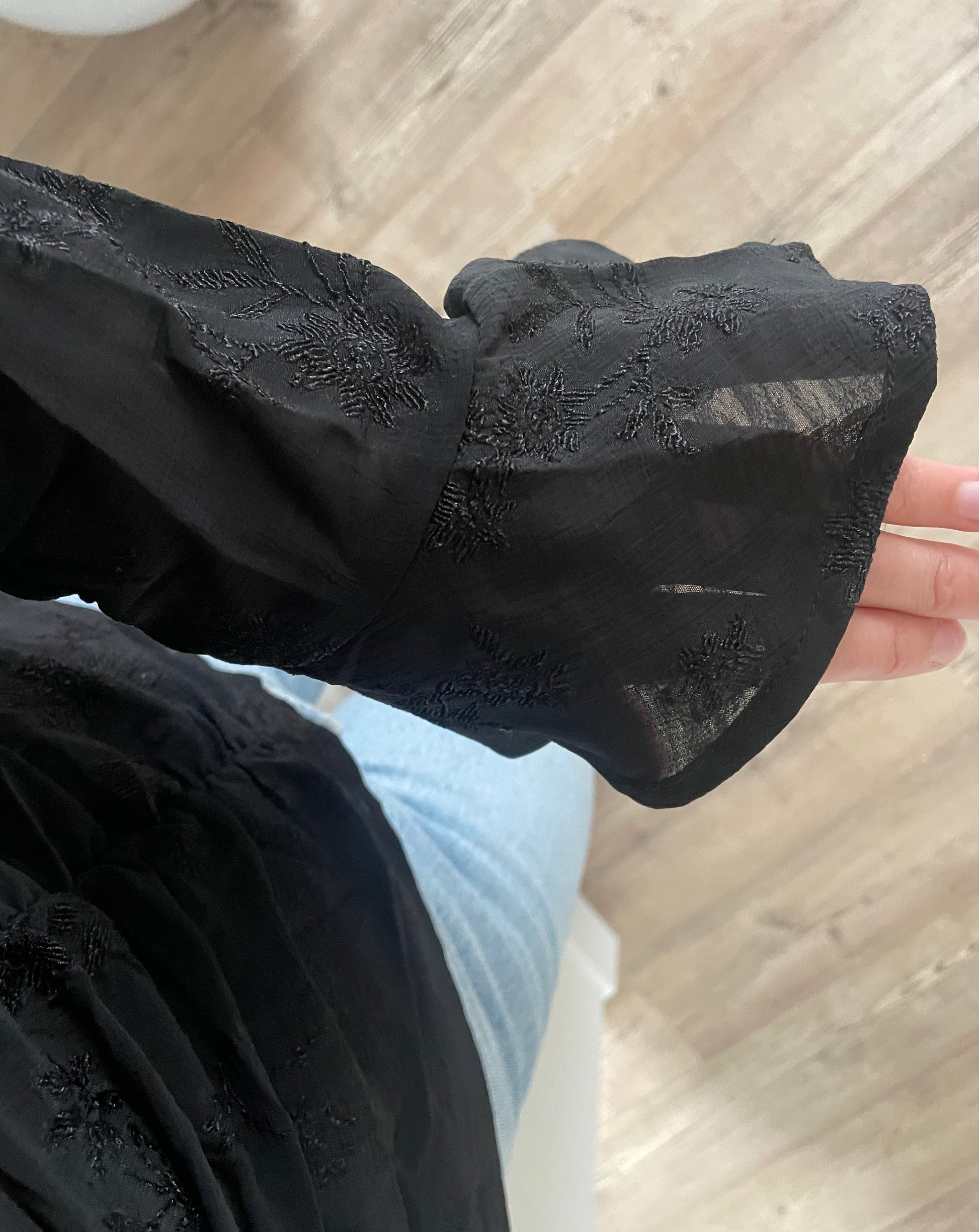 Zwarte trompetmouwen met genaaid patroon - By LIV Fashion