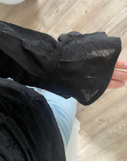 Zwarte trompetmouwen met genaaid patroon - By LIV Fashion